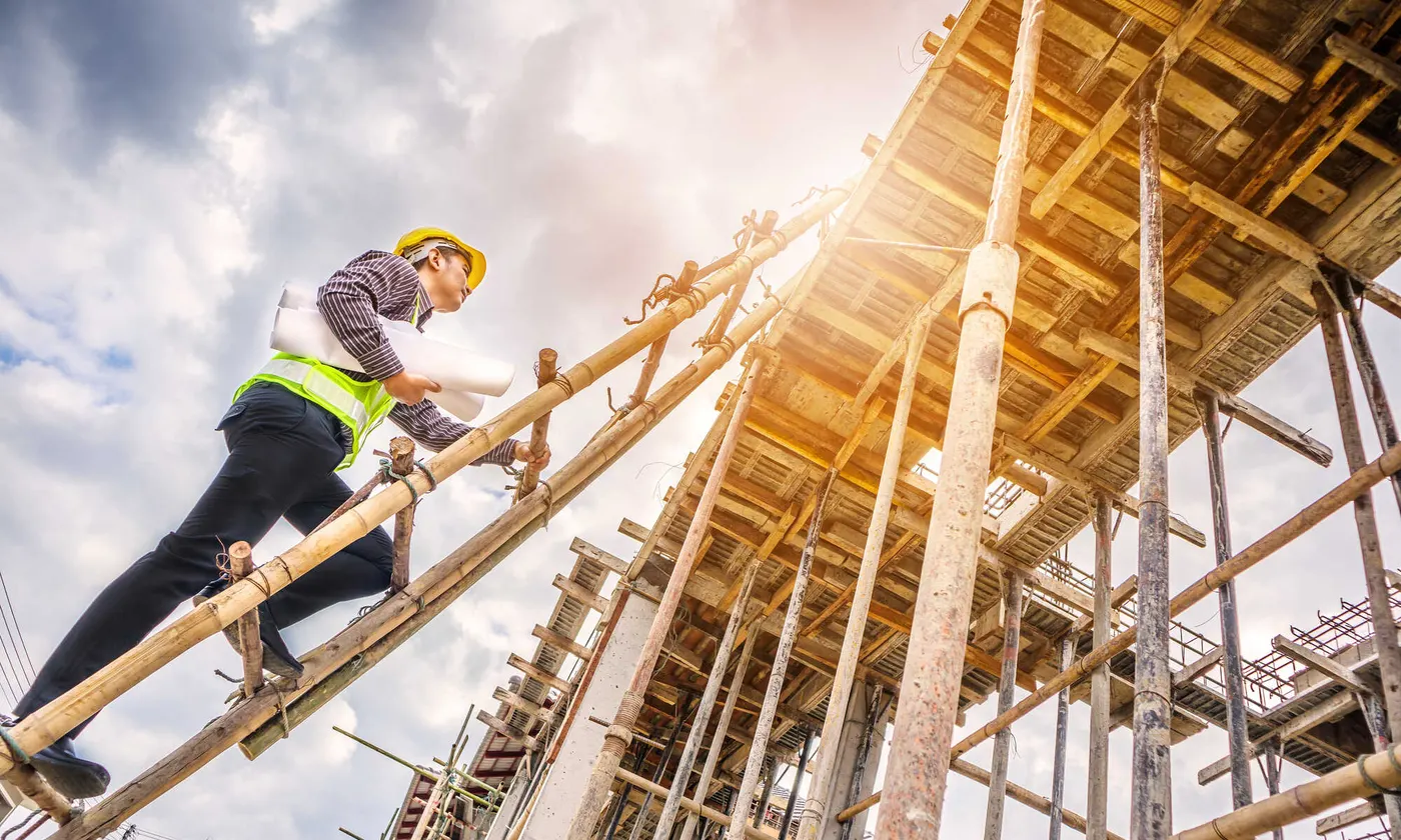 Bauingenieur auf einem Gerüst
